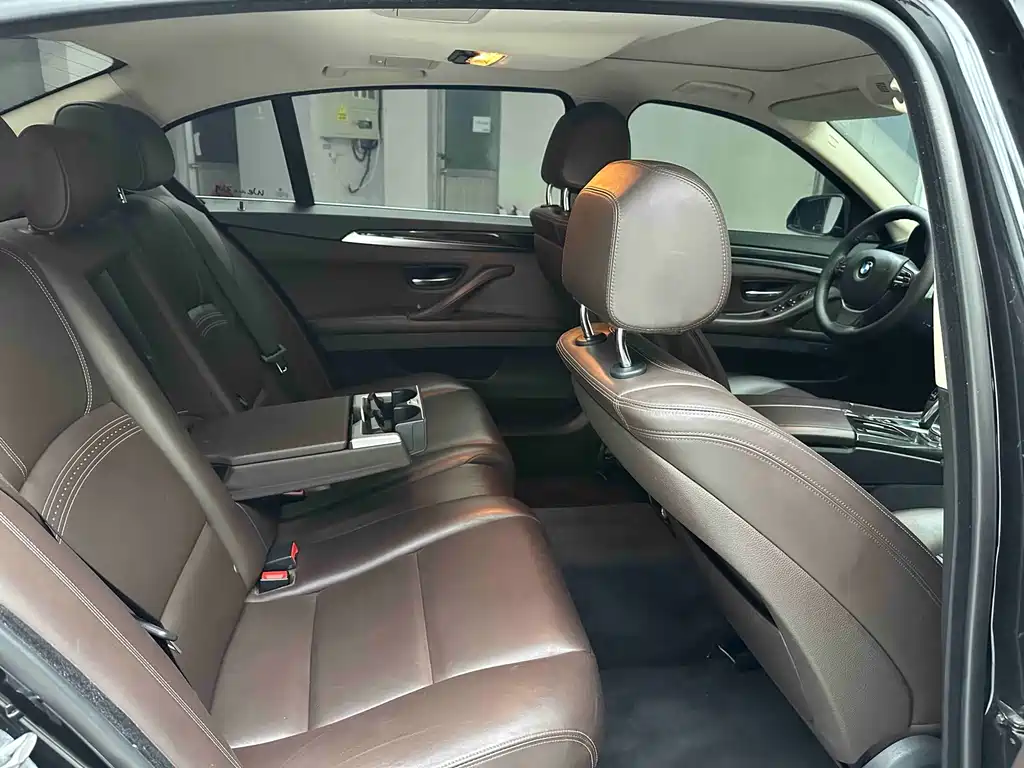BMW 5 Series — миниатюра 8