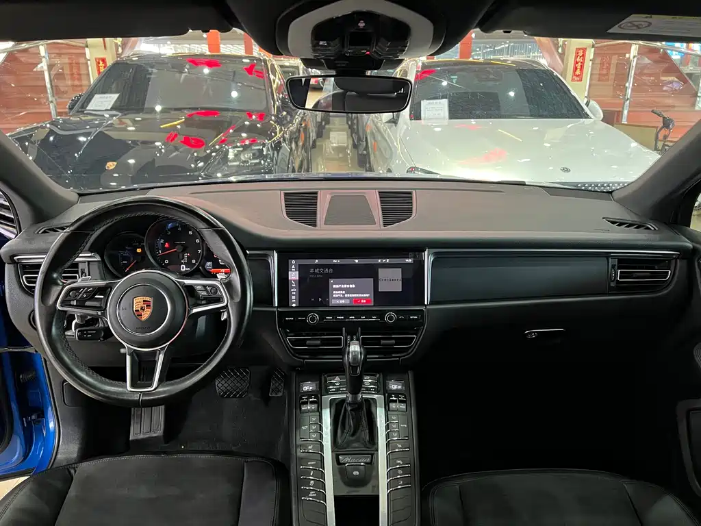 PORSCHE MACAN