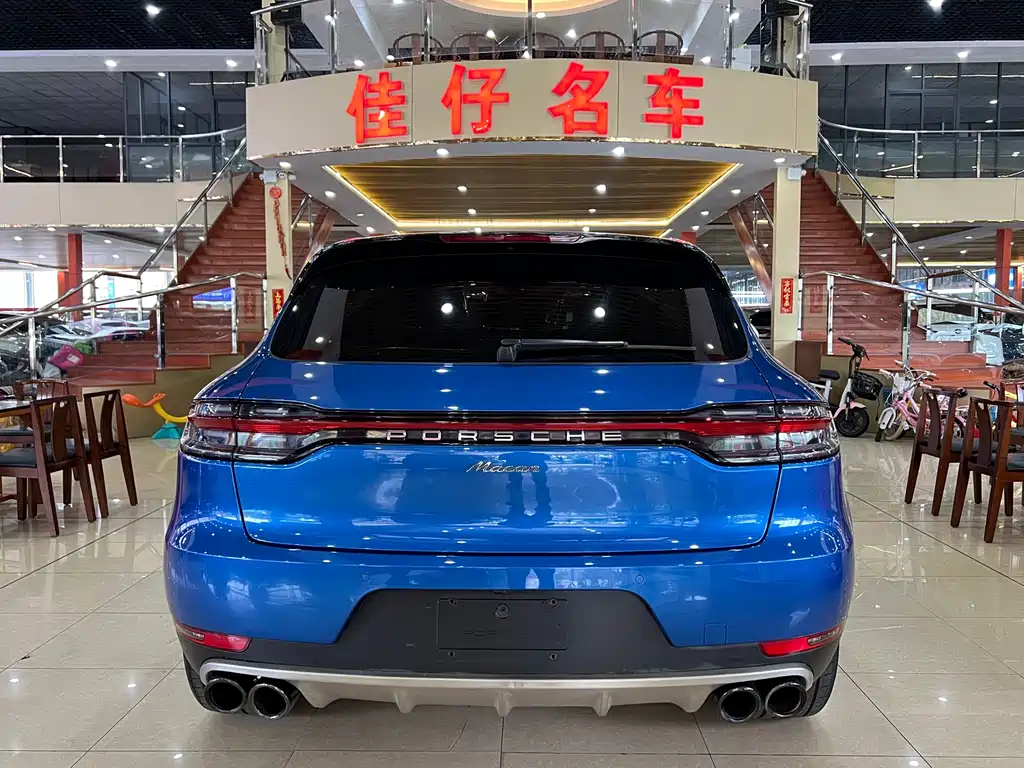 PORSCHE MACAN