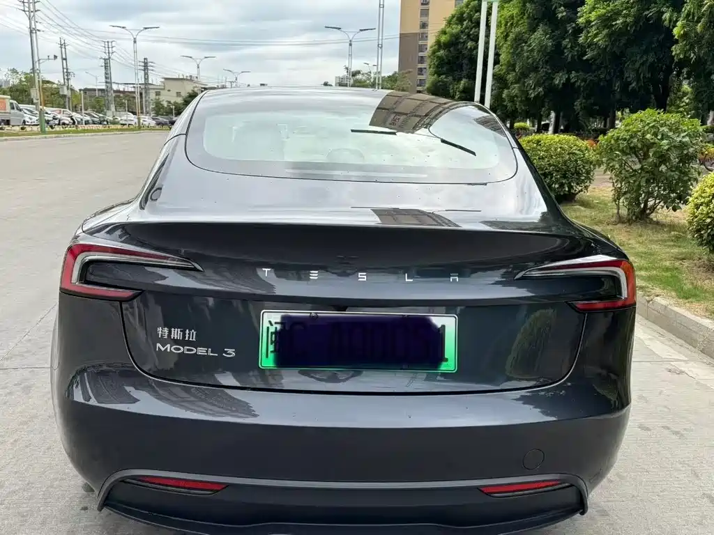 TESLA MODEL 3