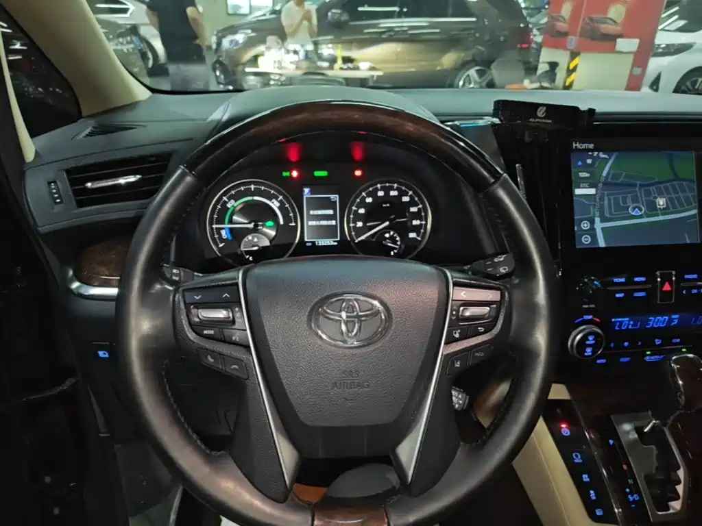 Toyota Alphard — миниатюра 11