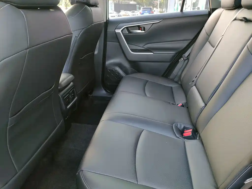 Toyota RAV4 — миниатюра 9