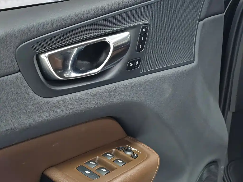 Volvo XC60 2023 B5 Luxury