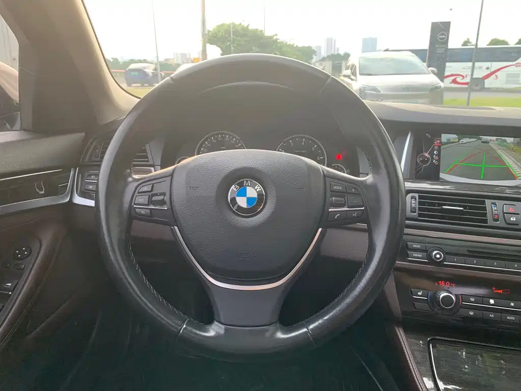 BMW 5 Series — миниатюра 10