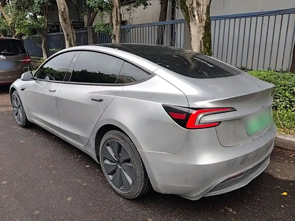 Tesla Model 3 — миниатюра 5