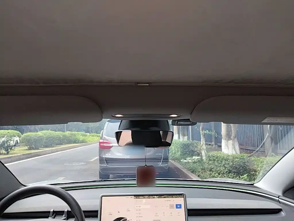 Tesla Model 3 — миниатюра 18