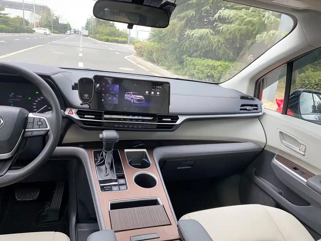 Toyota Sienna — миниатюра 19