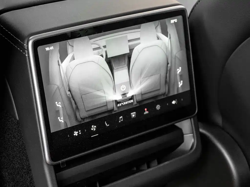 Tesla Model Y — миниатюра 16
