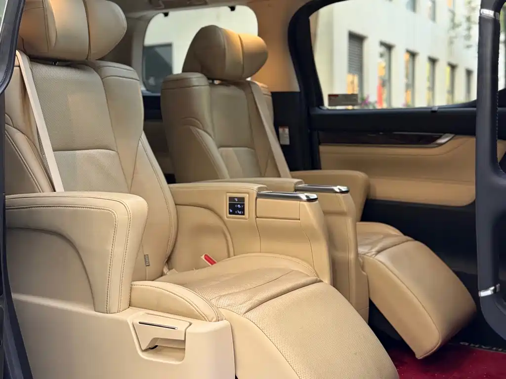 Toyota Alphard — миниатюра 13