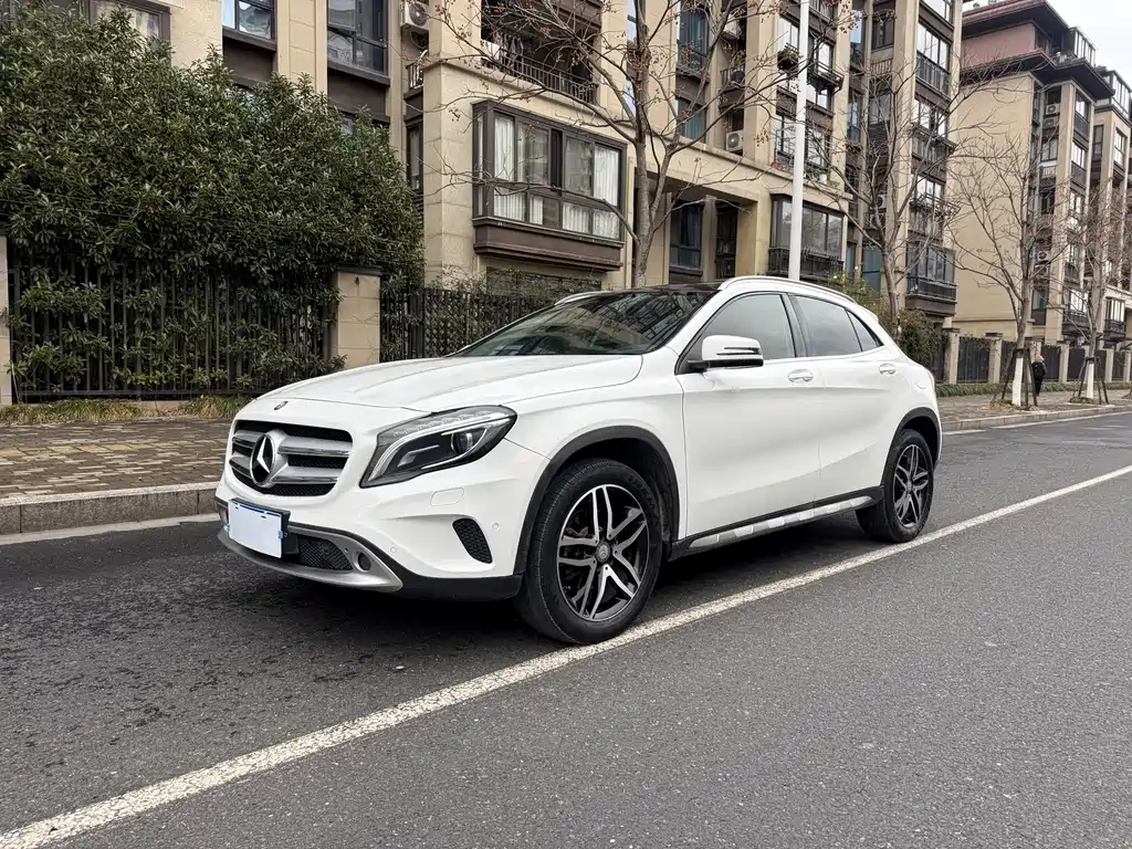 MERCEDES-BENZ GLA