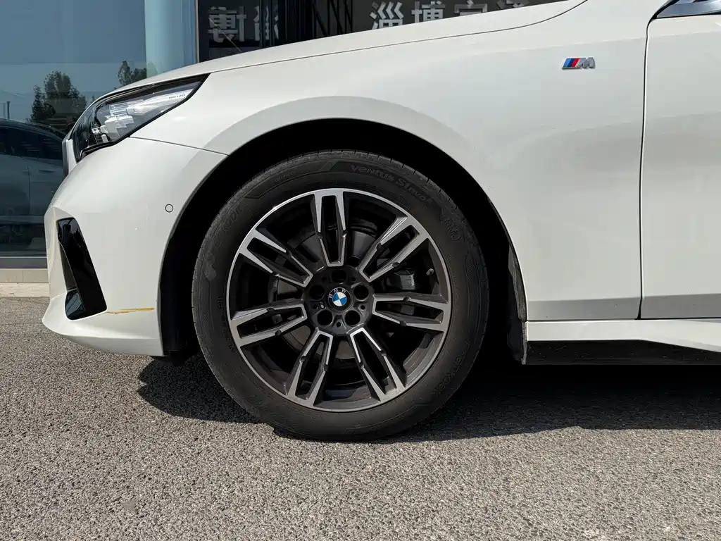 BMW 5 Series — миниатюра 12