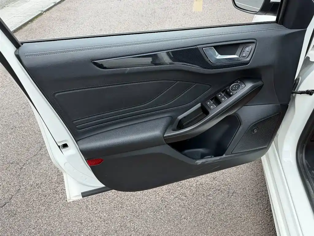 Ford Focus 2021 EcoBoost 180 AT
