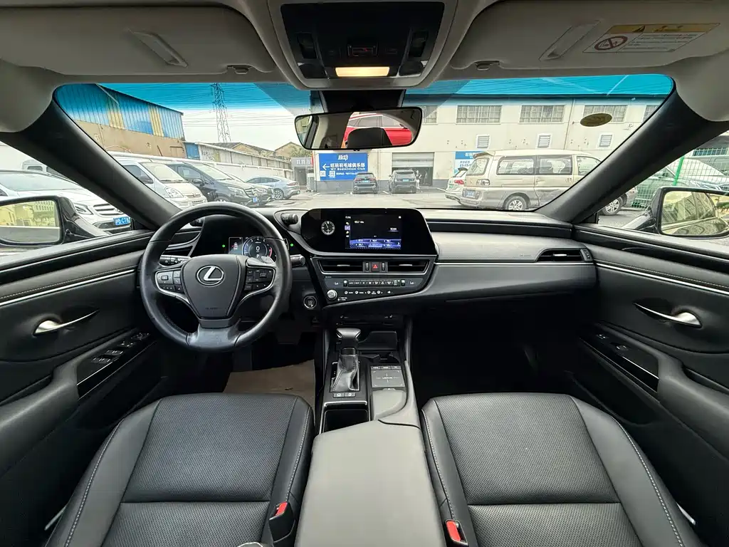 Lexus ES 2022 260