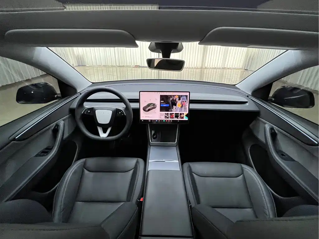 Tesla Model Y — миниатюра 12