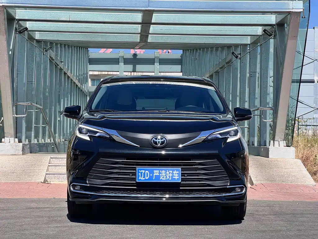 Toyota Sienna — миниатюра 2