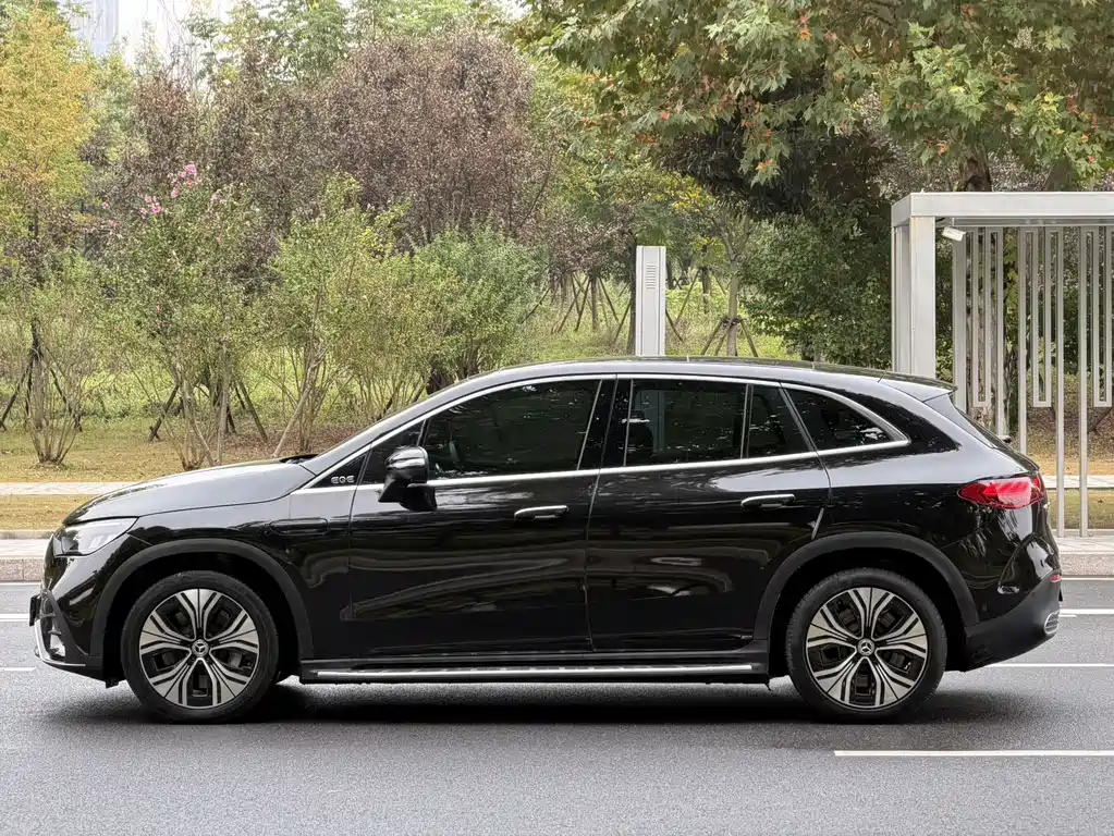 Mercedes-Benz EQE SUV — миниатюра 10
