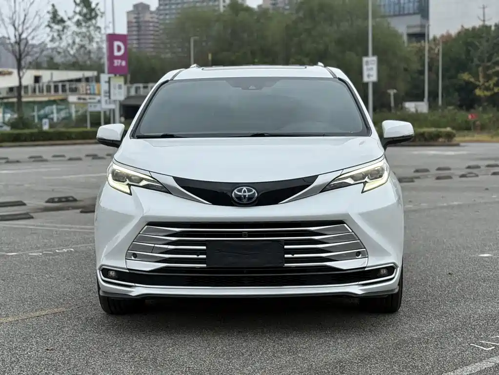 Toyota Sienna — миниатюра 2