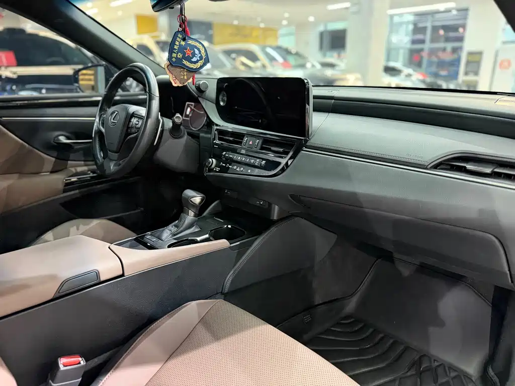 Lexus ES — миниатюра 11