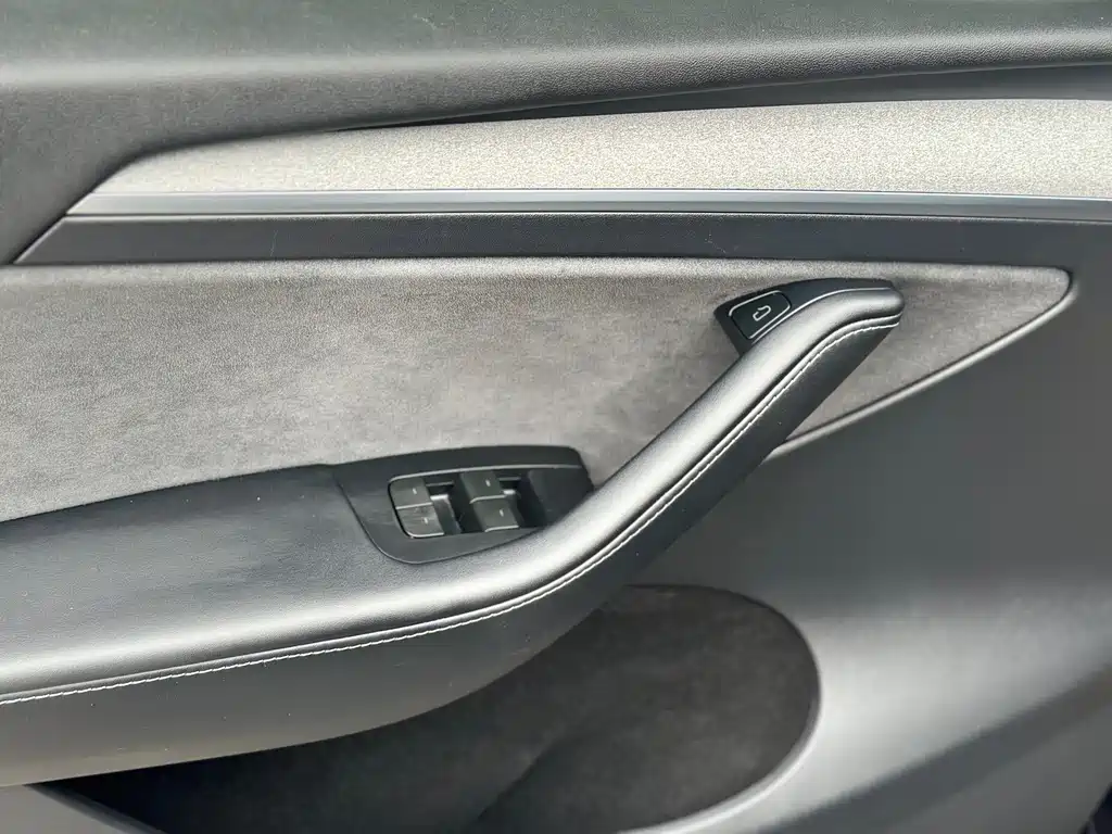 Tesla Model Y — миниатюра 3