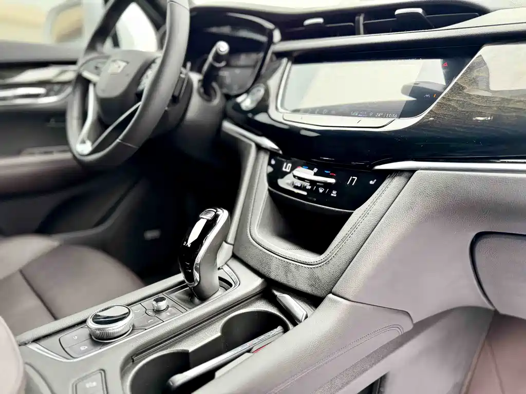 Cadillac XT6 2022 2.0T мест Luxury