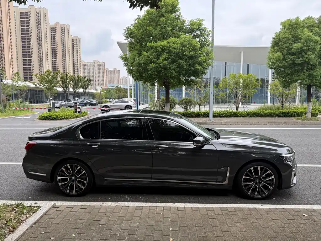 BMW 7 Series — миниатюра 9