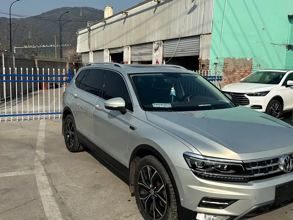 VOLKSWAGEN TIGUAN L