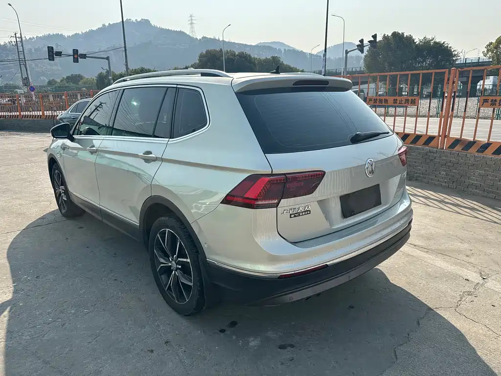 VOLKSWAGEN TIGUAN L