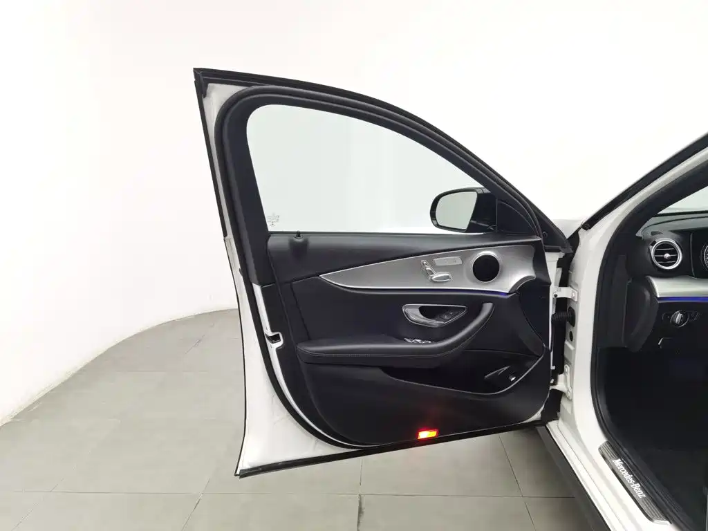 Mercedes-Benz E-Class — миниатюра 8