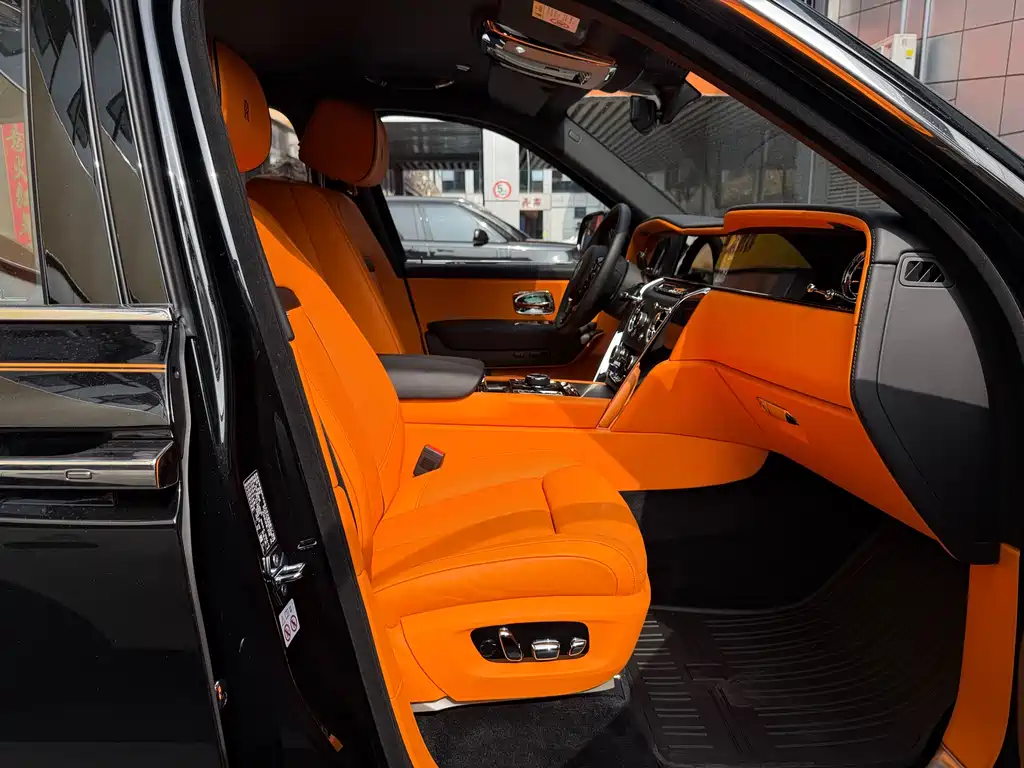 Rolls-Royce Cullinan 2025 мест