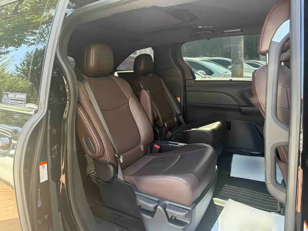 Toyota Granvia — миниатюра 6