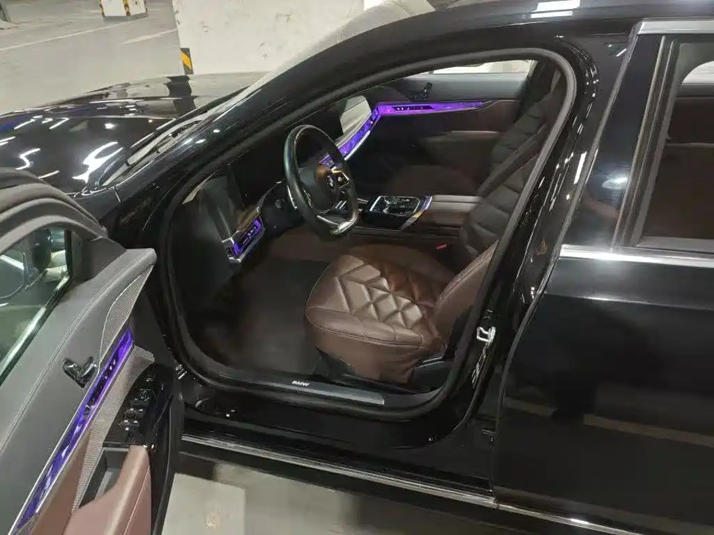 BMW 7 Series — миниатюра 8