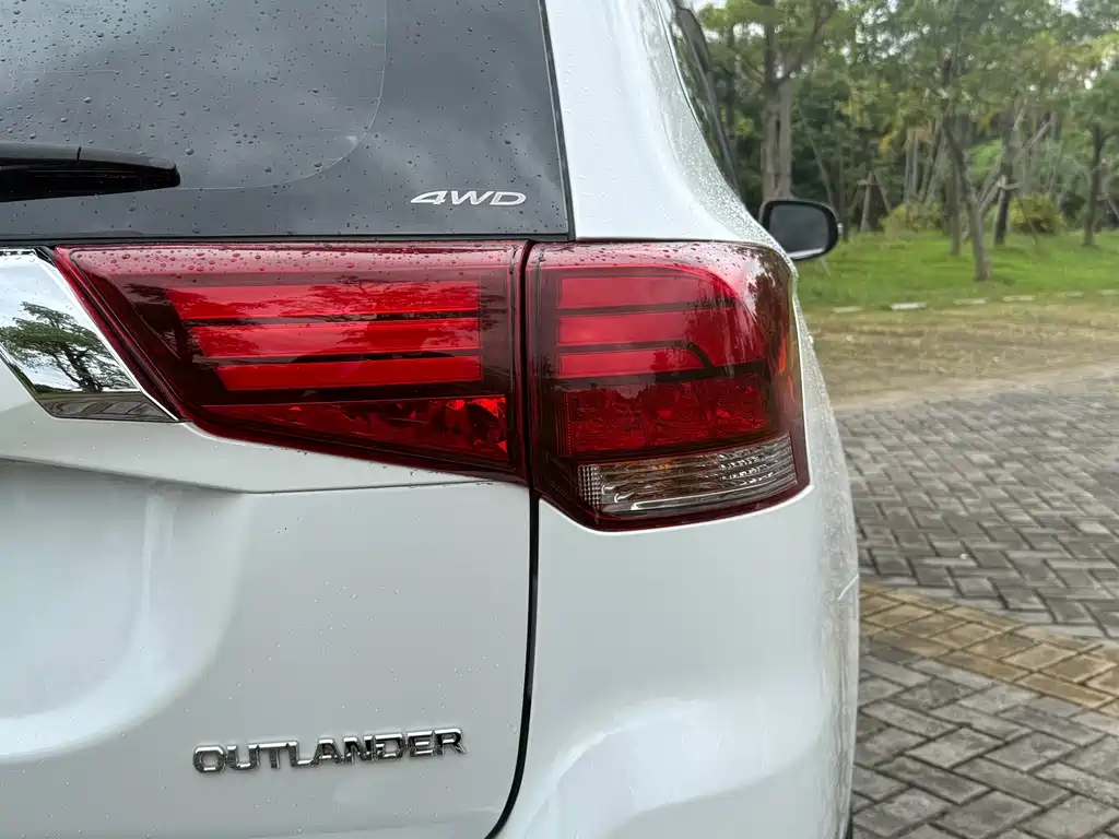 MITSUBISHI OUTLANDER