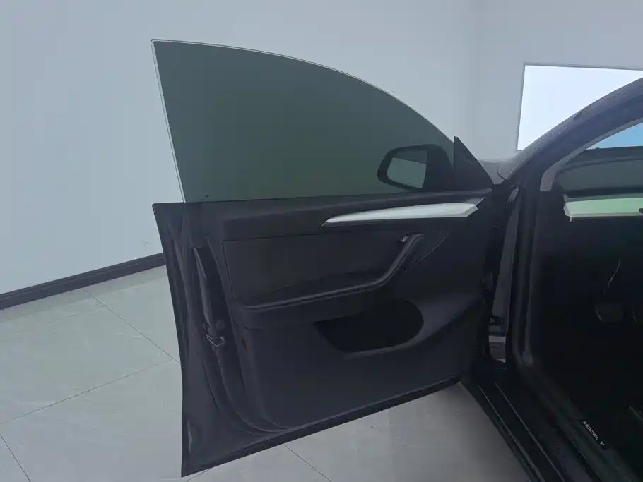 Tesla Model Y — миниатюра 7
