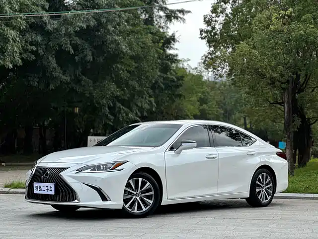 LEXUS ES 2019