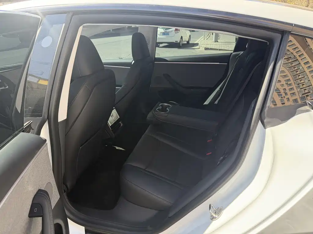 Tesla Model 3 — миниатюра 4