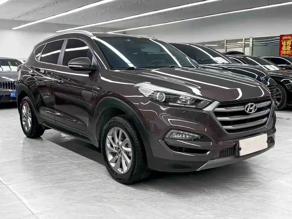 MODERN TUCSON