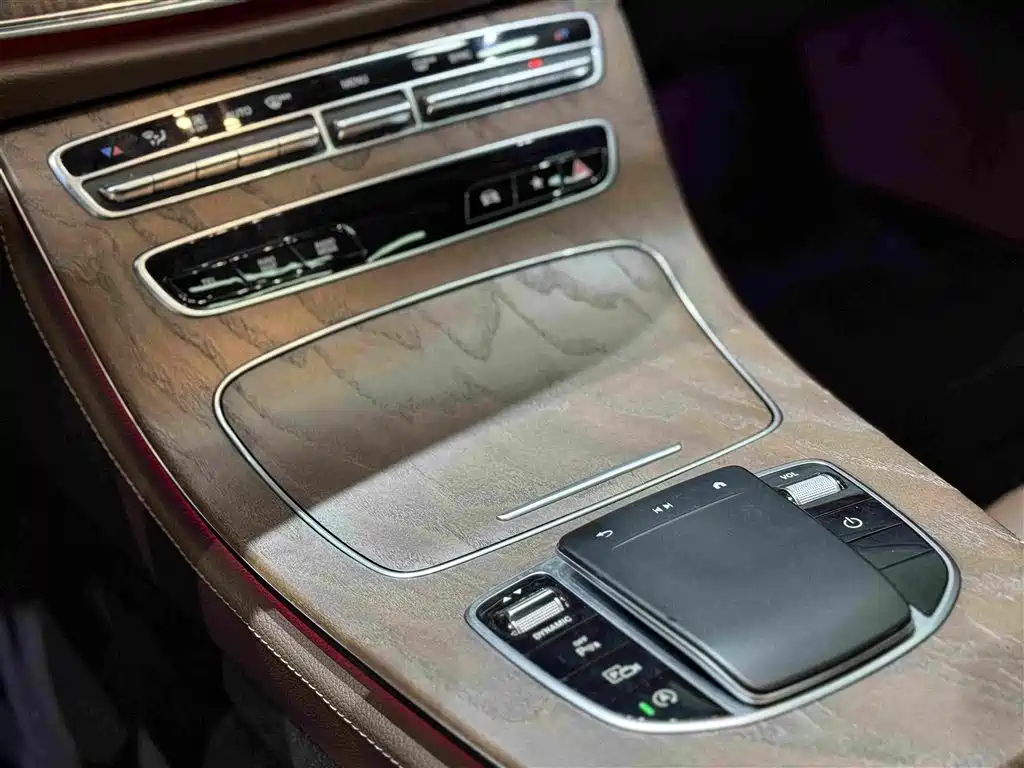 Mercedes-Benz E-Class — миниатюра 11