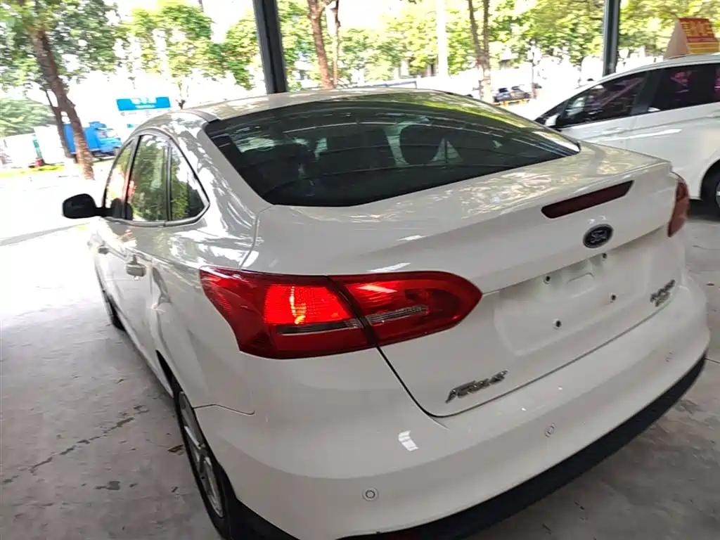 Ford Focus 2015 EcoBoost 125 AT