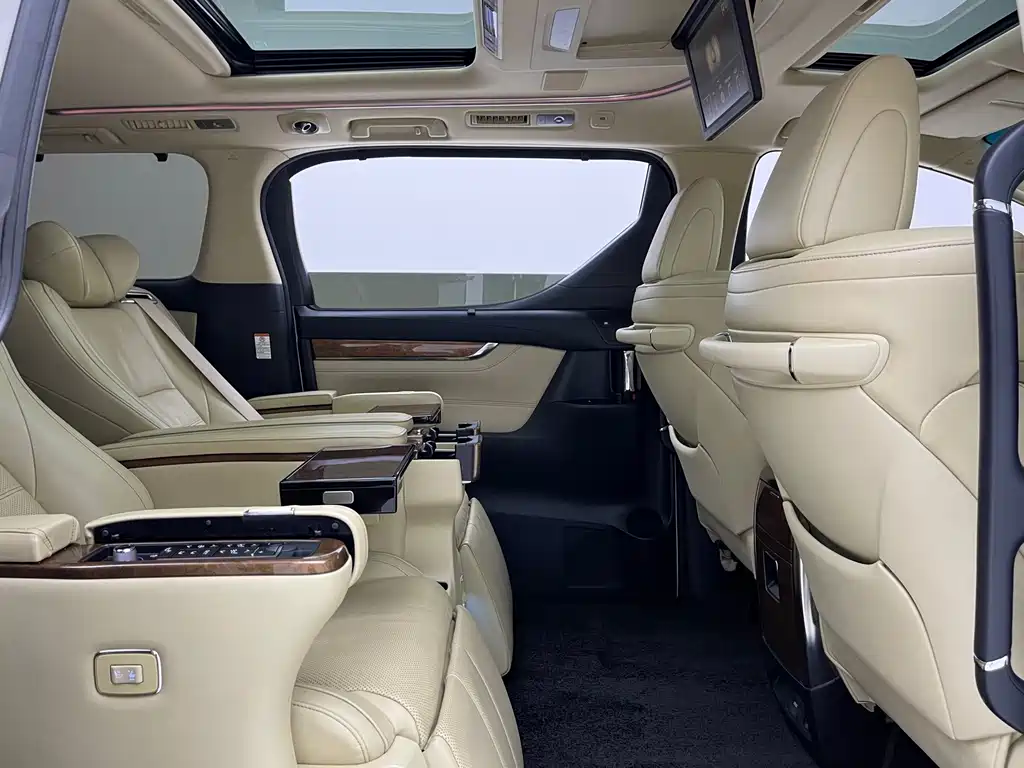 Toyota Alphard — миниатюра 10
