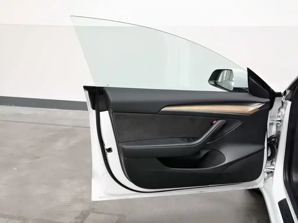 Tesla Model 3 — миниатюра 8