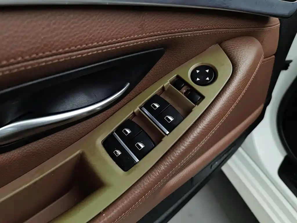 BMW 5 Series — миниатюра 9