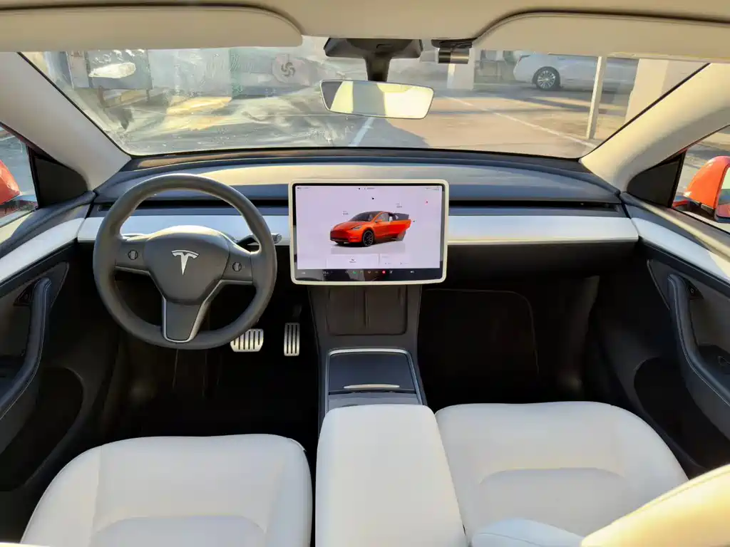 Tesla Model Y — миниатюра 8
