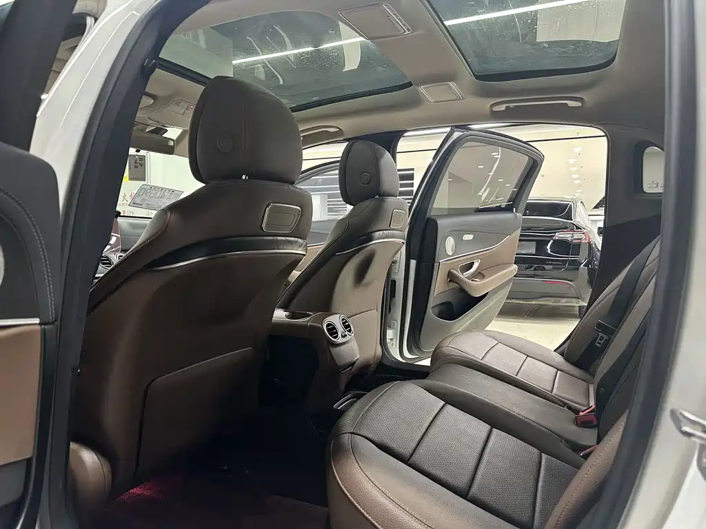 Mercedes-Benz E-Class — миниатюра 8