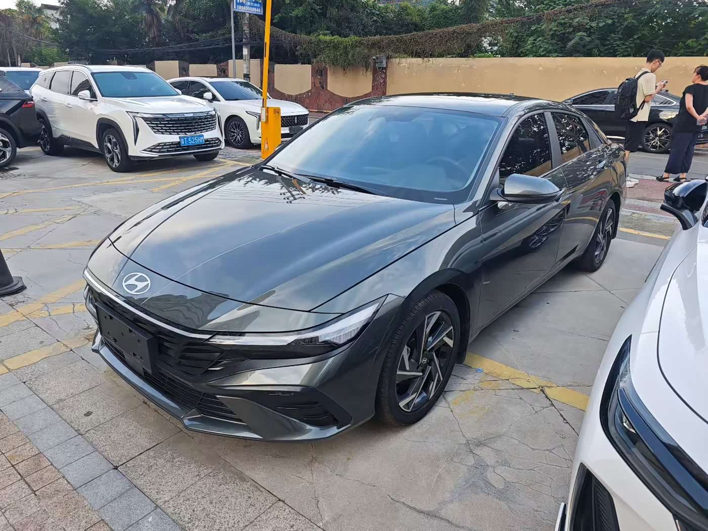 Hyundai Elantra 1.5 л 2024 г. Серебристо-серый, пробег 10000 км