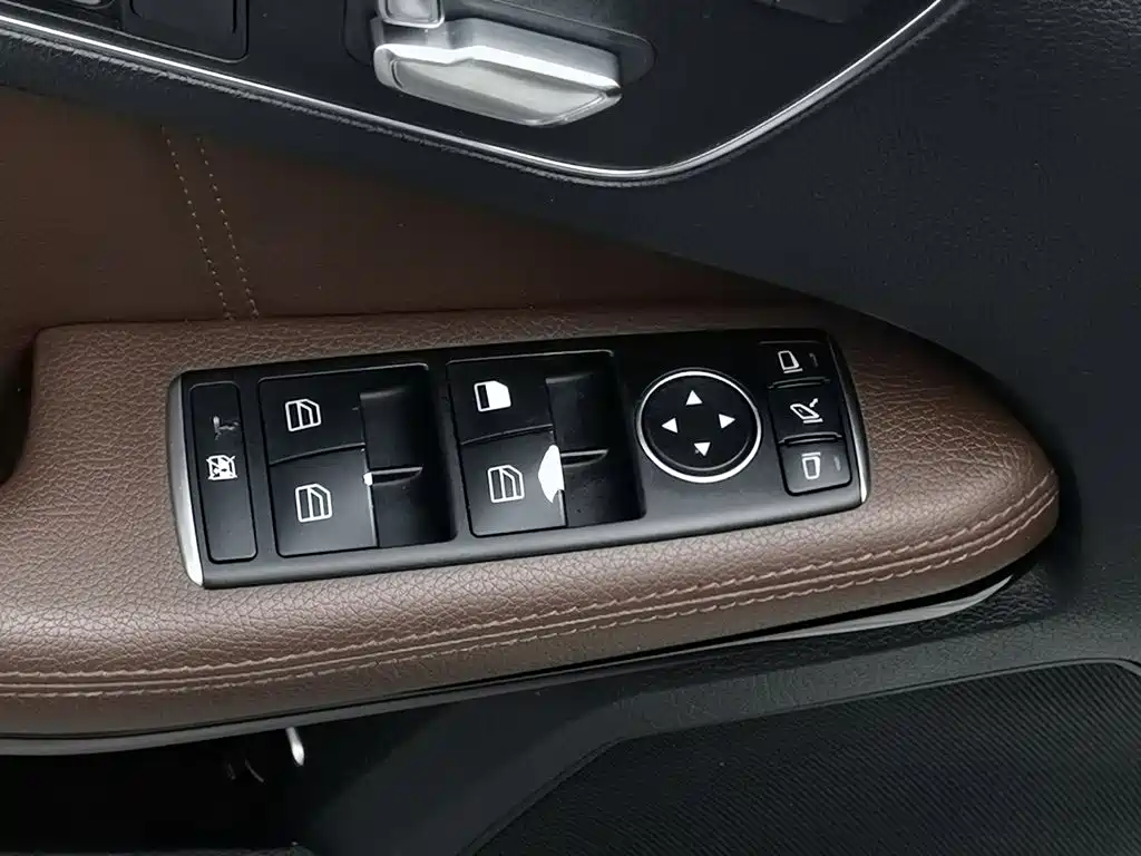 Mercedes-Benz E-Class — миниатюра 9
