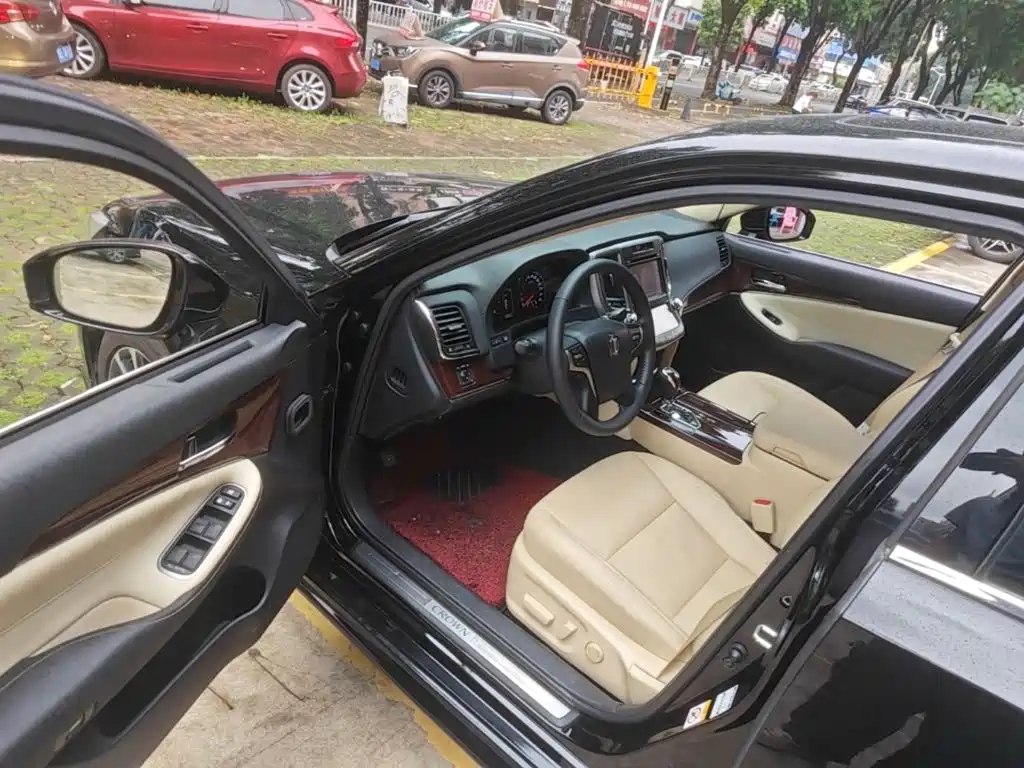 Toyota Crown — миниатюра 16