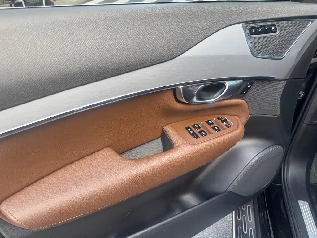 Volvo XC90 2018 T6 7 мест