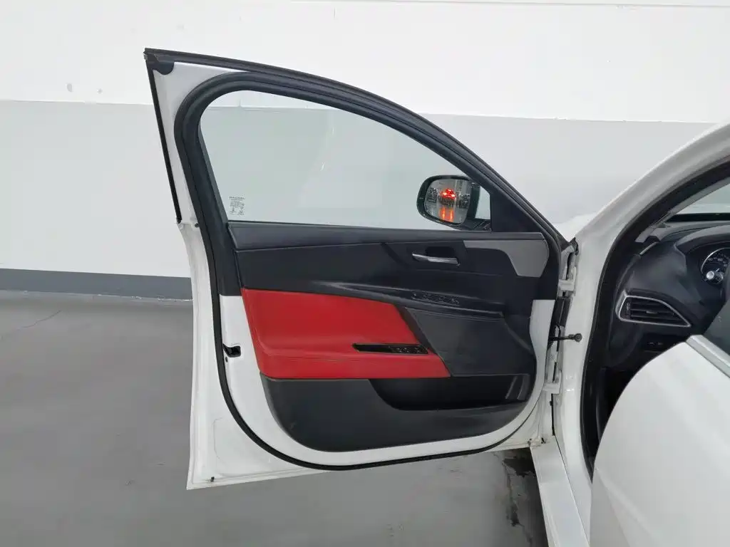 Jaguar XE — миниатюра 8