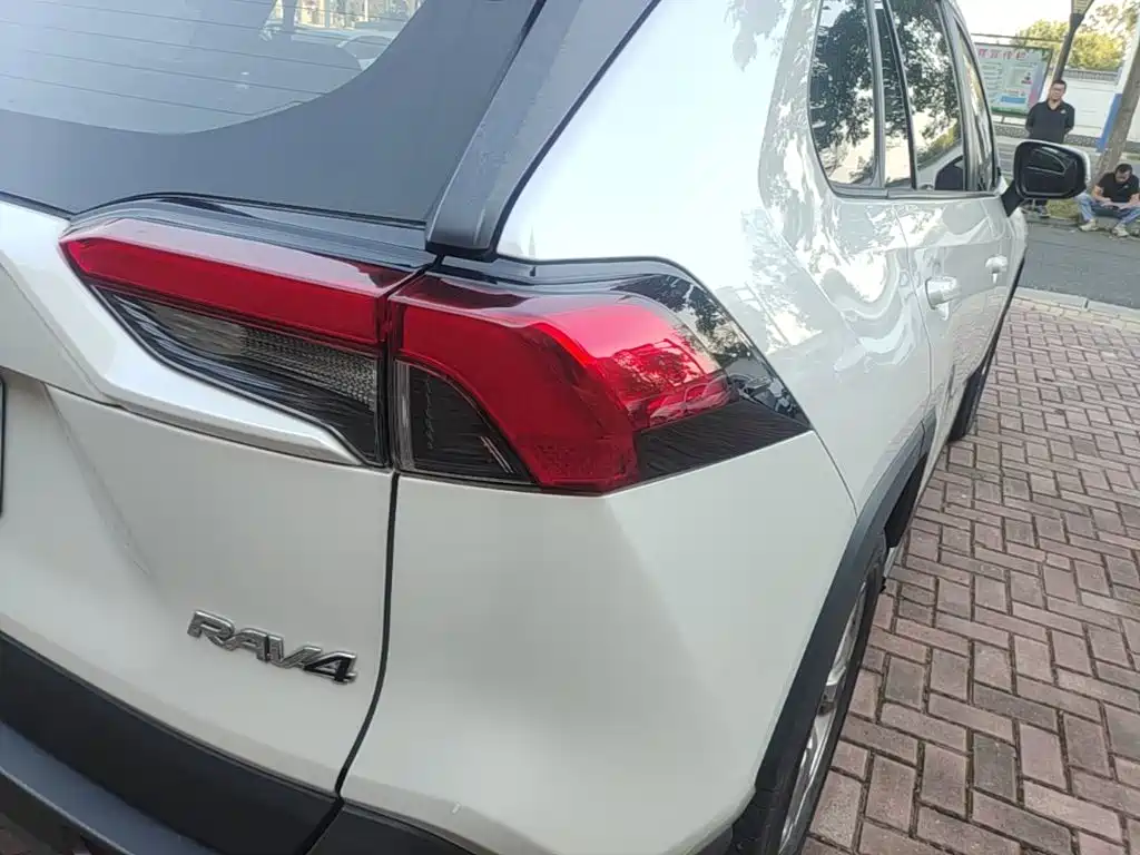 Toyota RAV4 — миниатюра 8