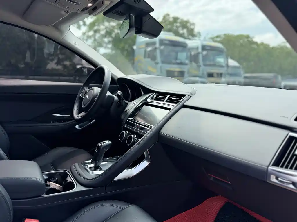 Jaguar E-PACE — миниатюра 7